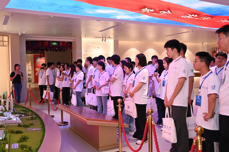 参观校史馆活动现场 参观校史馆活动现场